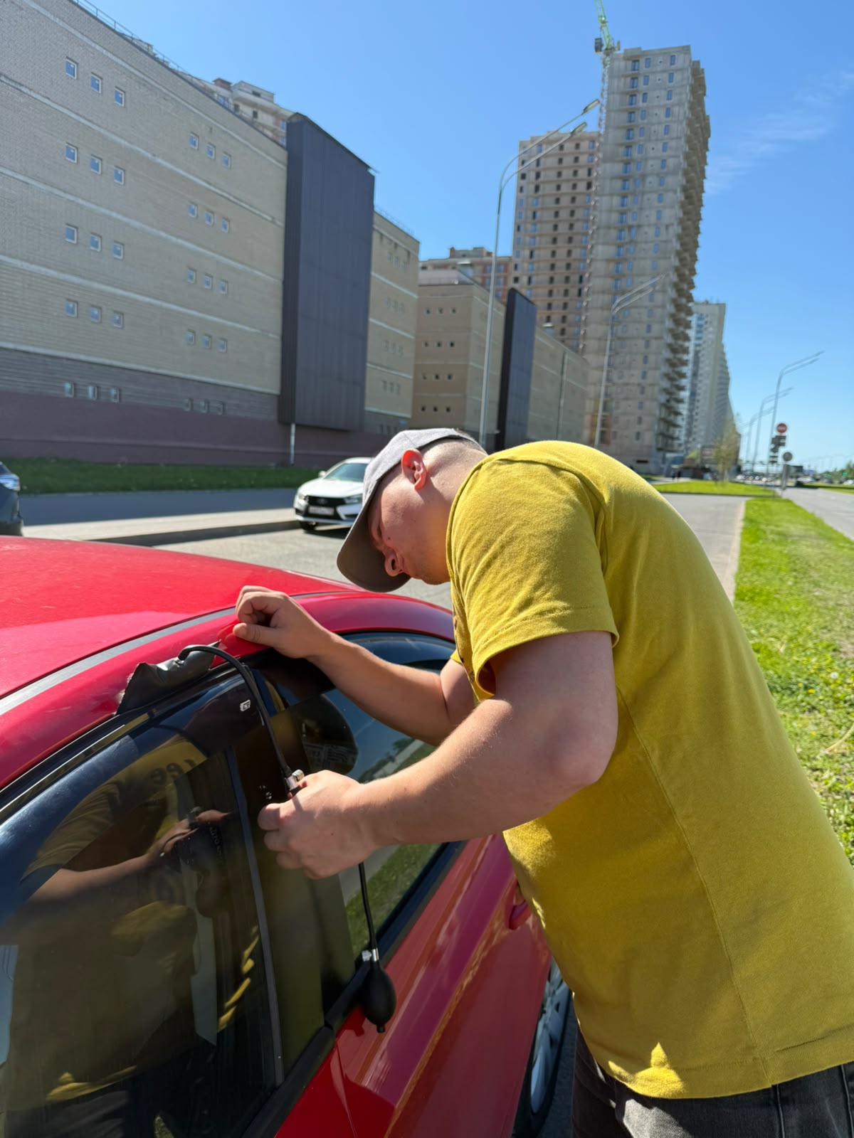 Аварийное вскрытие автомобиля мастером в Солнечном городе